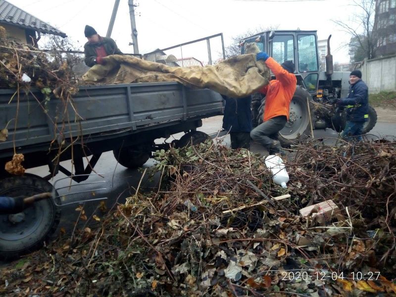 У Тернополі люди утворили стихійні звалища: викинули серед вулиці чотири причепи сміття (ФОТО)