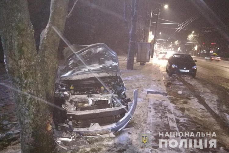 На дамбі зіткнулися автівки: легківку викинуло на узбіччя і вона врізалася ще й в дерево (ФОТО)