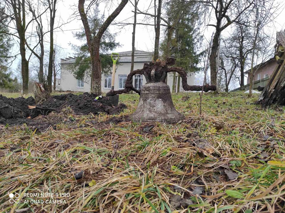 У селі на Тернопільщині розкопали старовинний церковний дзвін (ФОТО)