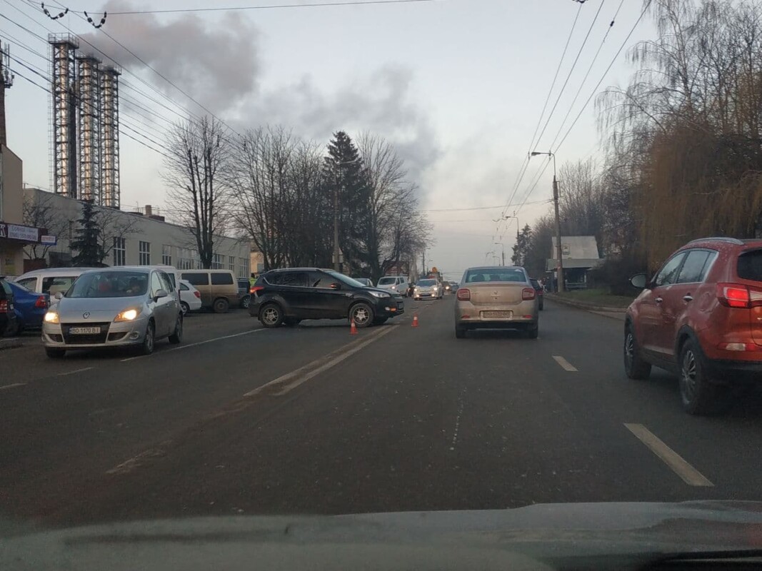 “Вистрілили подушки безпеки”: у Тернополі зіткнулися “Форд” і “Шкода” (ФОТО)
