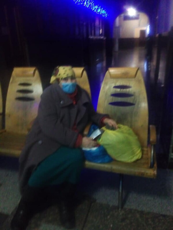 У Тернополі на вокзалі посилилася бабуся, яку син вигнав з дому (ФОТО)