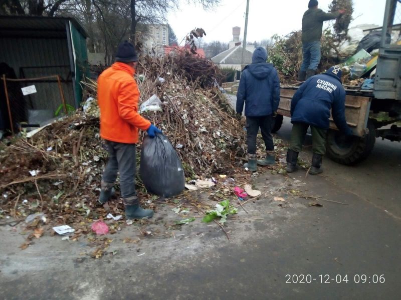 У Тернополі люди утворили стихійні звалища: викинули серед вулиці чотири причепи сміття (ФОТО)