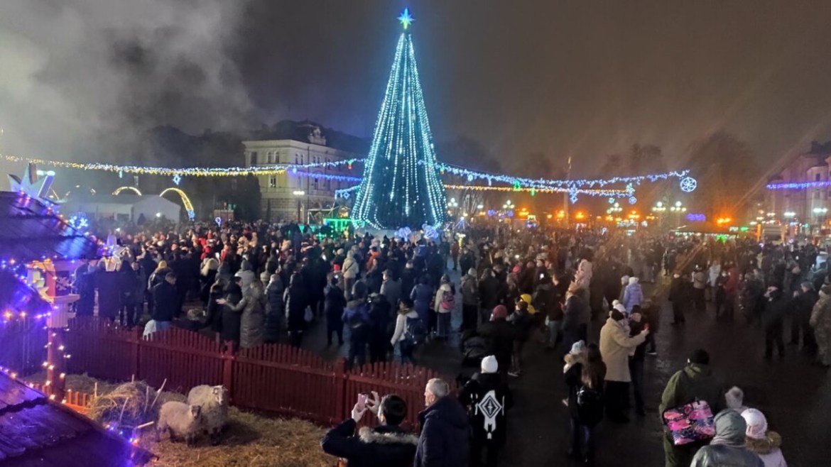 У центрі Тернополя засяяла головна красуня міста (ФОТОРЕПОРТАЖ)