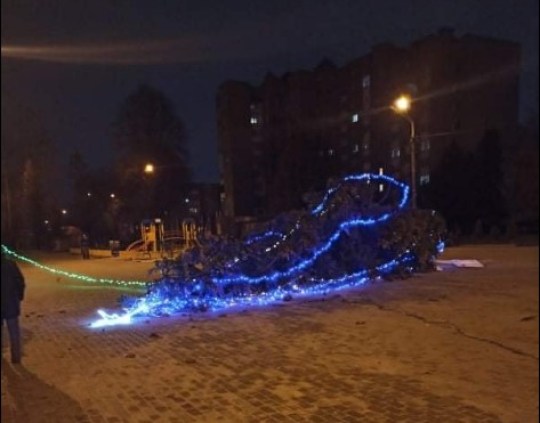 У Тернополі штормовий вітер повалив на майдані новорічну ялинку (ФОТО, ВІДЕО)