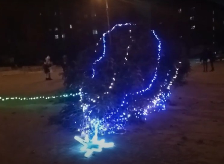 У Тернополі штормовий вітер повалив на майдані новорічну ялинку (ФОТО, ВІДЕО)