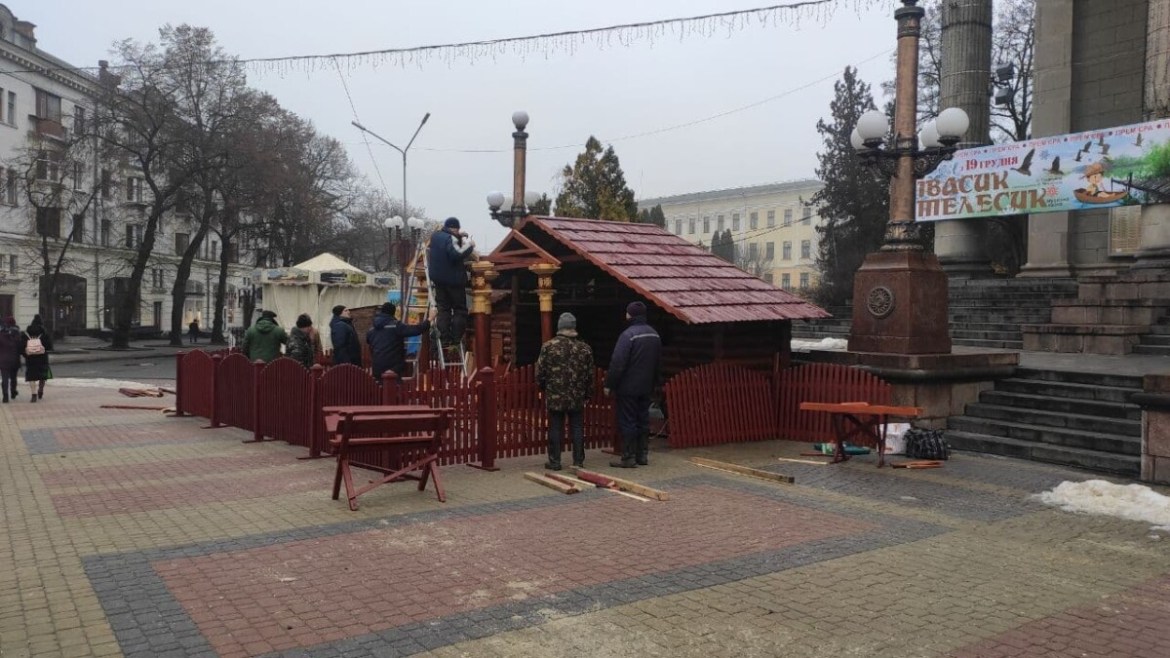 “Снігу і видовищ”: як виглядає центр Тернополя перед відкриттям головної ялинки (Фоторепортаж)