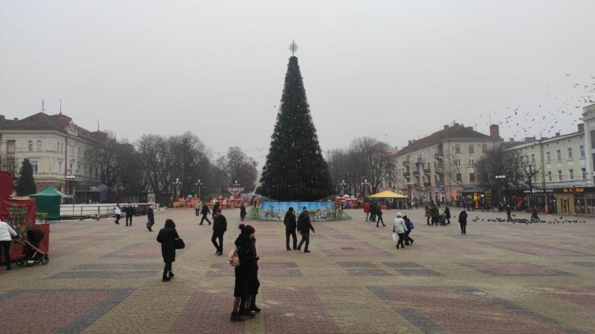 “Снігу і видовищ”: як виглядає центр Тернополя перед відкриттям головної ялинки (Фоторепортаж)