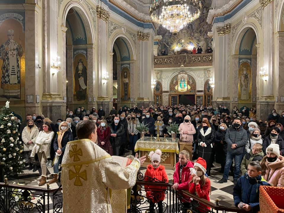 Сотні тернополян зустріли Новий рік у храмах (ФОТО)