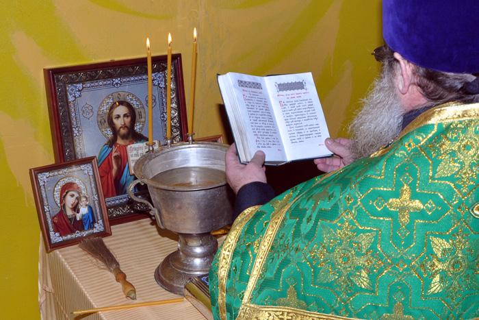 “Махав хрестом і брехав”: як у Тернополі священник вкрав вазон прямо під час освячення (ФОТО)