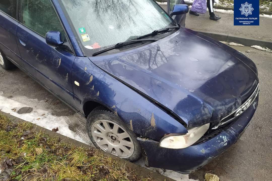 У Тернополі водій на Audi побив декілька авто, в’їхав у паркан і втік з місця ДТП (ФОТО)