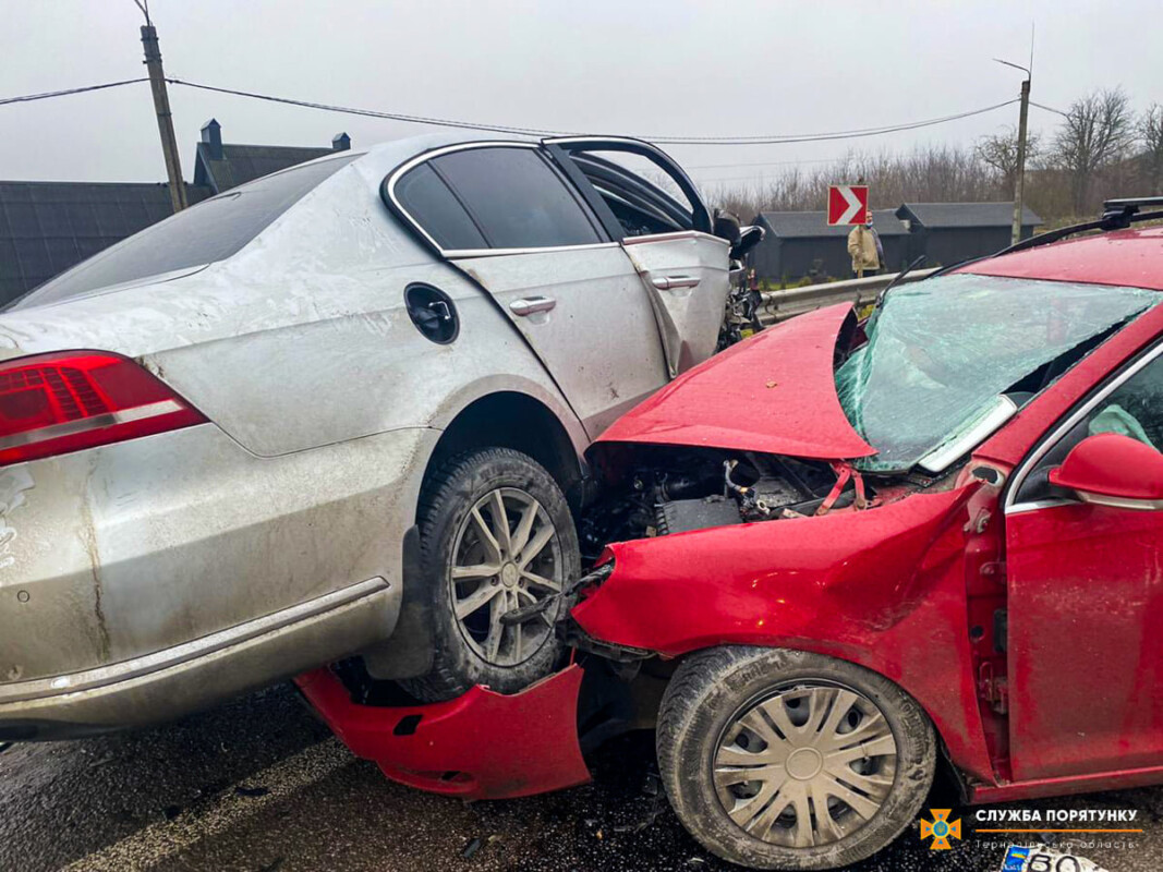 “Авто вщент потрощені”: поблизу Тернополя ДТП за участю трьох машин (ФОТО)