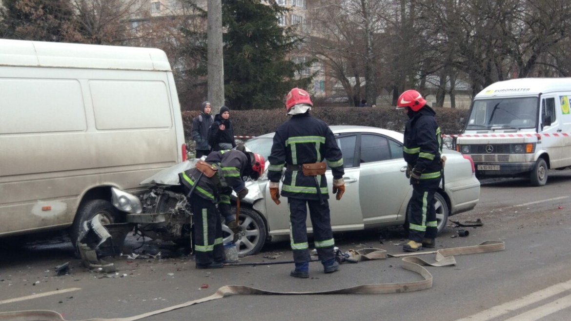 Потрійна аварія у Тернополі: автівки розтрощені, рух заблокований (ФОТО)