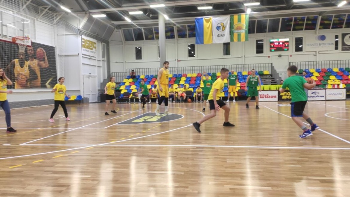Уболівальники БК “Тернопіль” сьогодні тренувалися з зірками (фото)