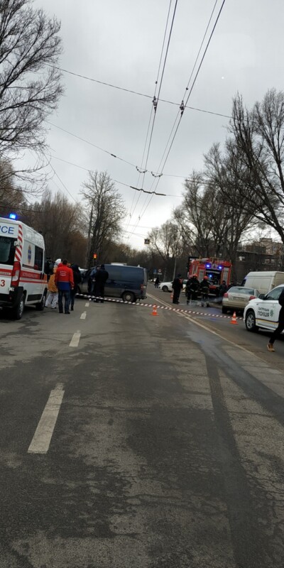 Потрійна аварія у Тернополі: автівки розтрощені, рух заблокований (ФОТО)