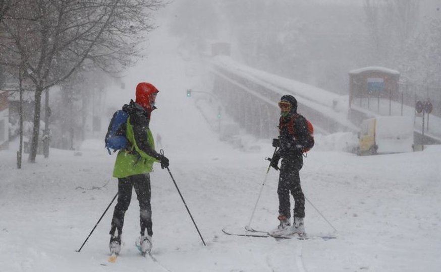 “За ніч 1,5 метра снігу”: в Іспанії через сильні снігопади загинуло чотири людини (ФОТО)