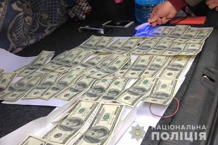 “Спиш з моєю жінкою – плати”: у Тернополі чоловік вимагав 5000 доларів у коханця своєї дружини