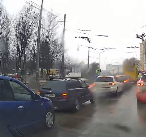 “Покинув місце пригоди”: у Тернополі водій за хвилину встиг кілька разів врізатися в паркан та інше авто (ВІДЕО)