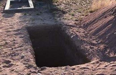 На Тернопільщині чоловік помер у власноруч викопаній могилі