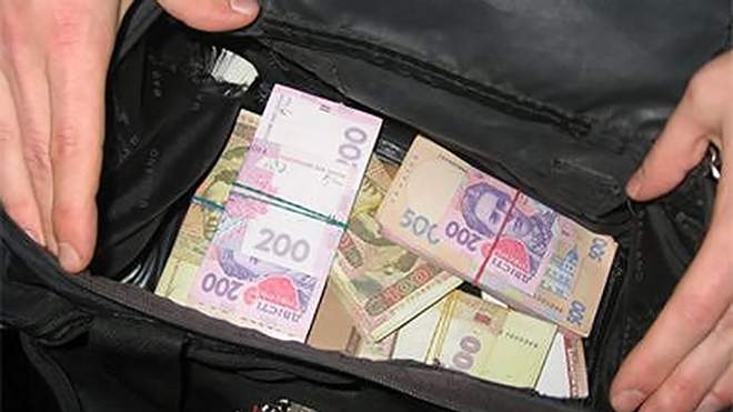 У Тернополі у чоловіка з автомобіля викрали спортивну сумку, в якій було майже 90000 гривень