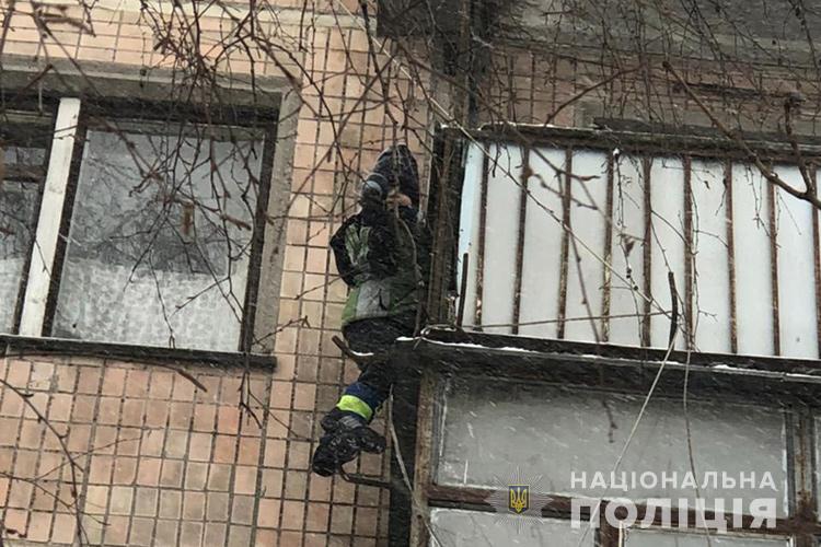 У Тернополі рятували дитину, яка висіла на балконі на 4-му поверсі (ВІДЕО)