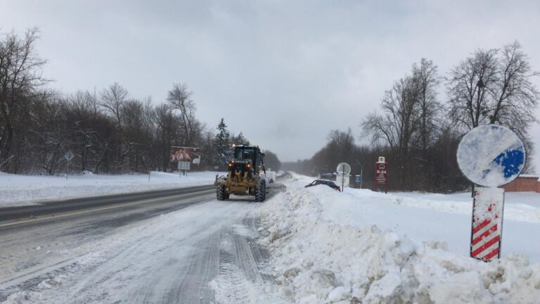 “Циклон Волкер не стихає”: дорожники Тернопільщини витягли уже близько 60 вантажівок із снігових заметів (ФОТО)