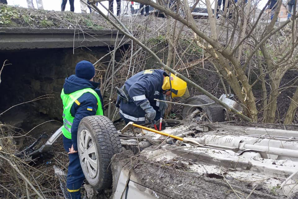 На Тернопільщині перекинувся автомобіль: п’яні мисливці поверталися з полювання