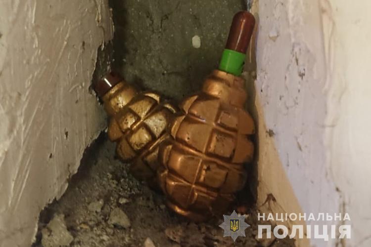 У Тернополі в квартирі виявили вибухонебезпечні предмети: дві гранати Ф-1 та 80 патронів (ФОТО)