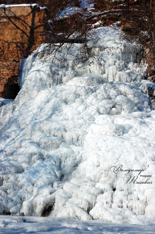 Диво природи: на Тернопільщині замерз найвищий водоспад України (ВРАЖАЮЧІ ФОТО)