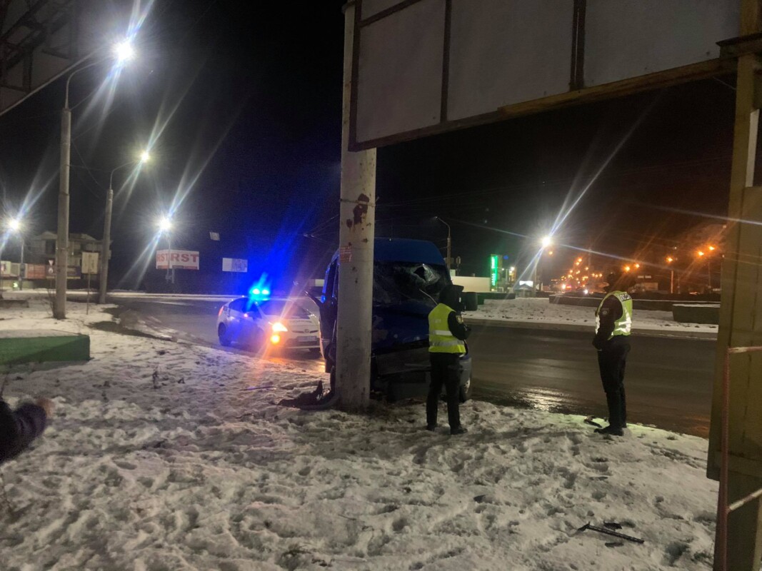 У Тернополі водій врізався у стовп та з розбитою головою втік з місця ДТП (ФОТО)