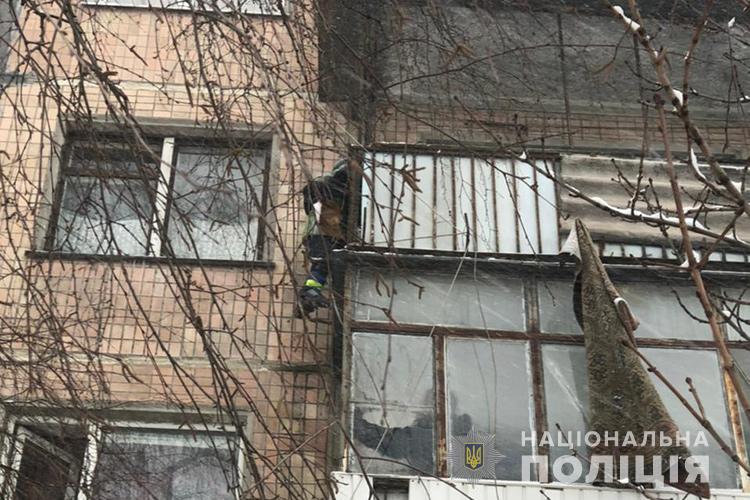 У Тернополі рятували дитину, яка висіла на балконі на 4-му поверсі (ВІДЕО)