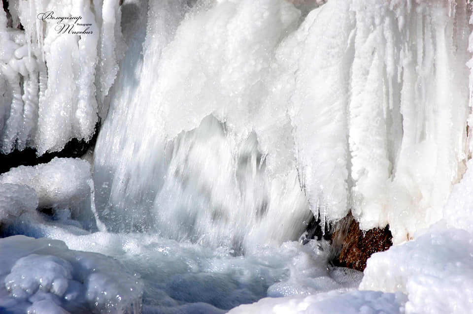 Диво природи: на Тернопільщині замерз найвищий водоспад України (ВРАЖАЮЧІ ФОТО)
