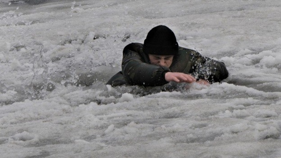 На Тернопільщині рибалка провалився під лід і потонув: шукали два дні