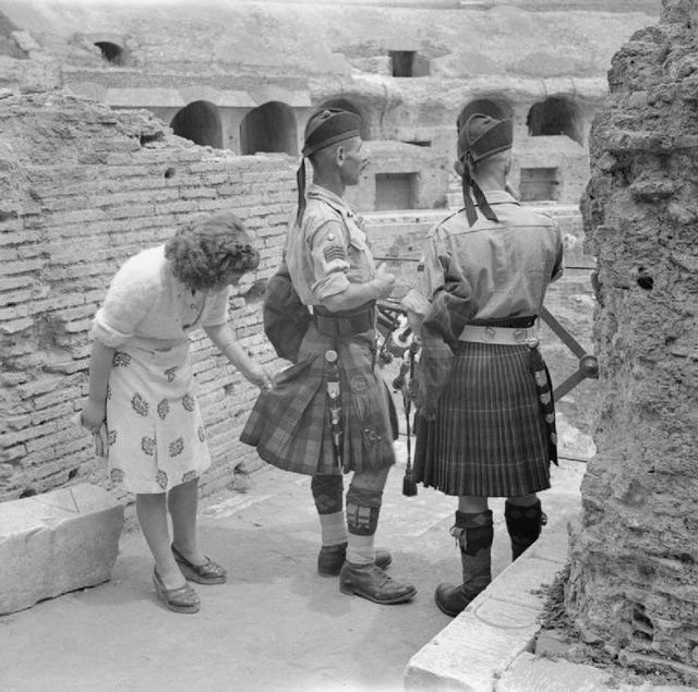 Допитлива італійка розглядає одяг шотландського солдата