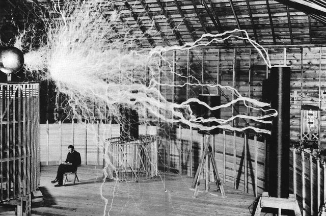 Нікола Тесла у своїй лабораторії, 1890 рік