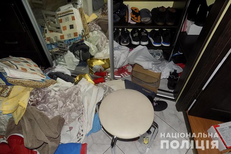 “Обличчям до землі”: як у Тернополі затримували квартирних злодіїв (ФОТО)