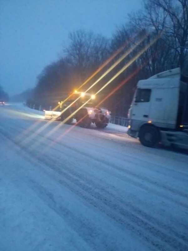 “Циклон Волкер не стихає”: дорожники Тернопільщини витягли уже близько 60 вантажівок із снігових заметів (ФОТО)