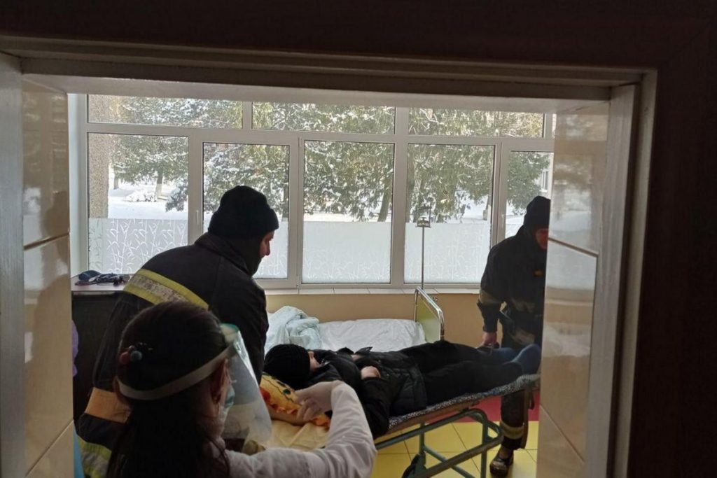 На Тернопільщині хвору жінку везли до лікарні пожежним автомобілем, бо “швидка” застрягла в заметі (ФОТО)
