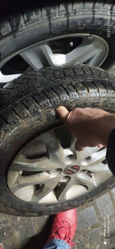 Пробив два колеса: у Тернополі водіїв підстерігає підступна яма (ФОТО)