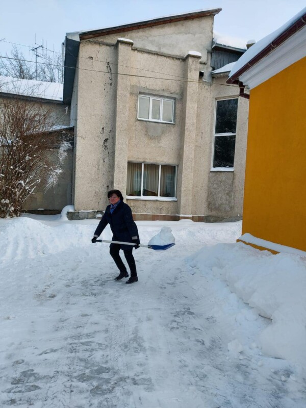 У Тернополі день розпочався зі снігового флешмобу: епідеміологи допомагають боротись з негодою (ФОТО)