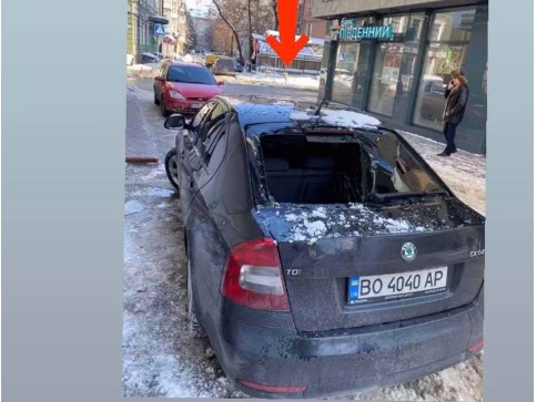 У Тернополі величезна бурулька упала на автомобіль: скло розтрощене (ФОТО)