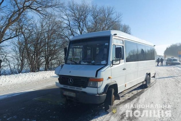 На Тернопільщині автівка врізалась в автобус з пасажирами: постраждав підліток
