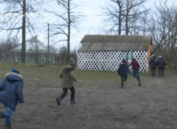 “А їм не холодно?”: на Тернопільщині діти з школи та садочка змушені бігати в туалет на вулицю