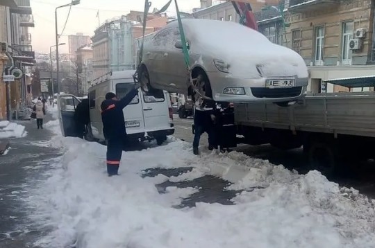 У Тернополі евакуйовують автомобілі, які заважають прибирати сніг