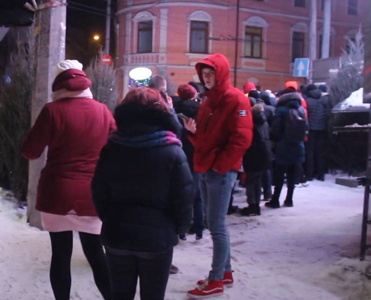 У центрі Тернополя роздають безкоштовно піцу: утворилася величезна черга (ФОТОФАКТ)