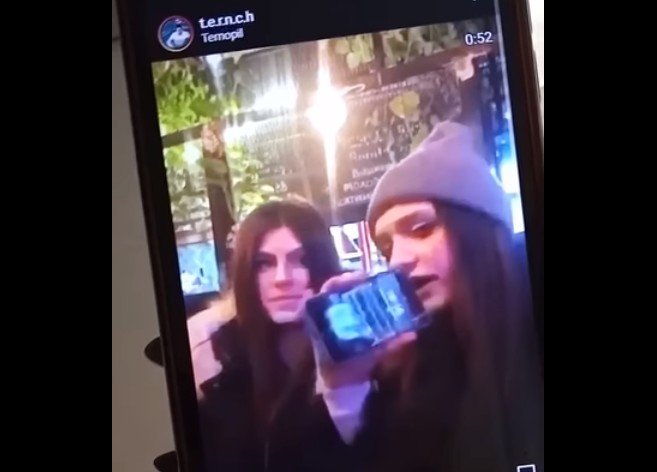 У Тернополі дівчина принижує і нецунзурно лає свою подругу, знімаючи це на відео