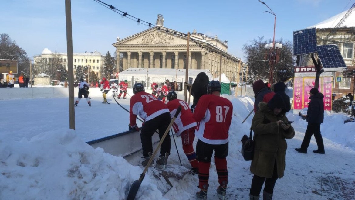 У Тернополі сьогодні — великий вуличний хокей! (фото)