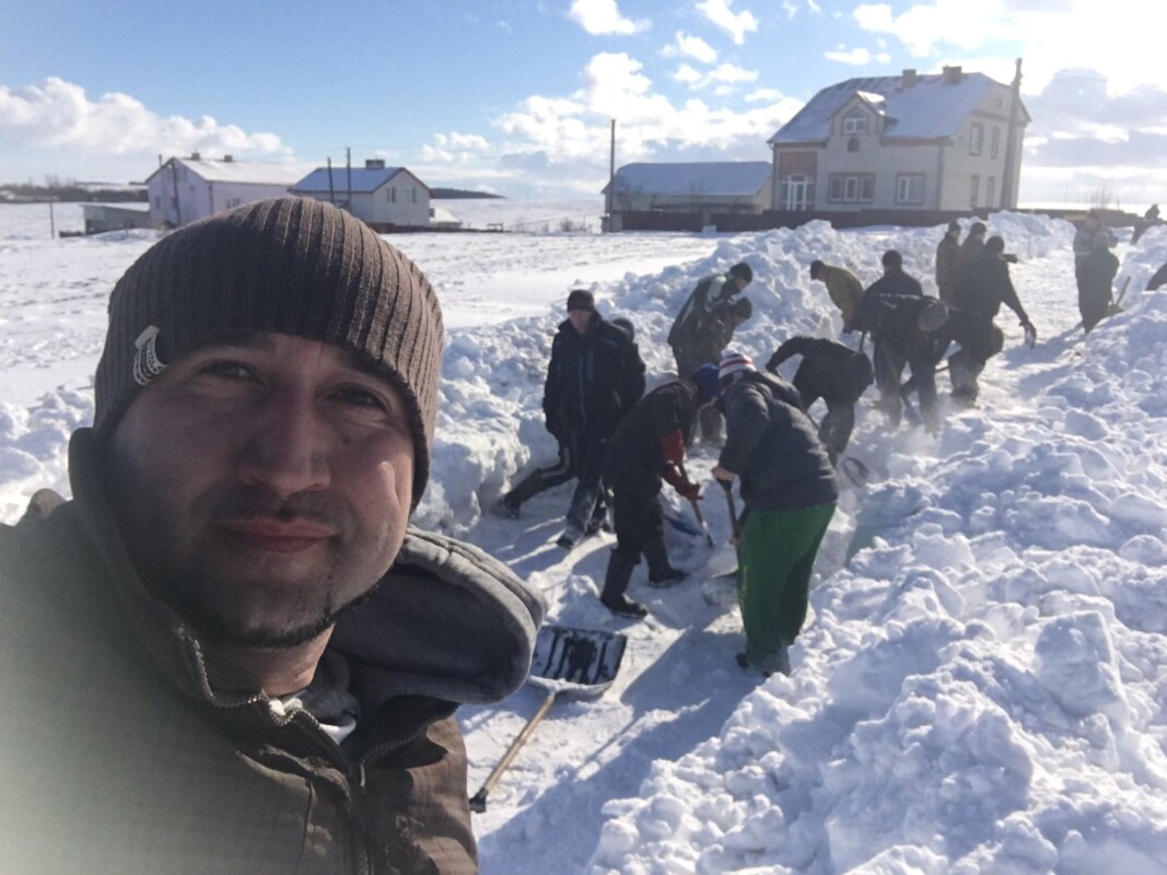 На Тернопільщині люди згуртувались та розчистили вулицю від снігу (ФОТОФАКТ)