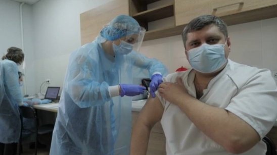 Негативних наслідків немає: у Тернополі медиків вакцинують від коронавірусу
