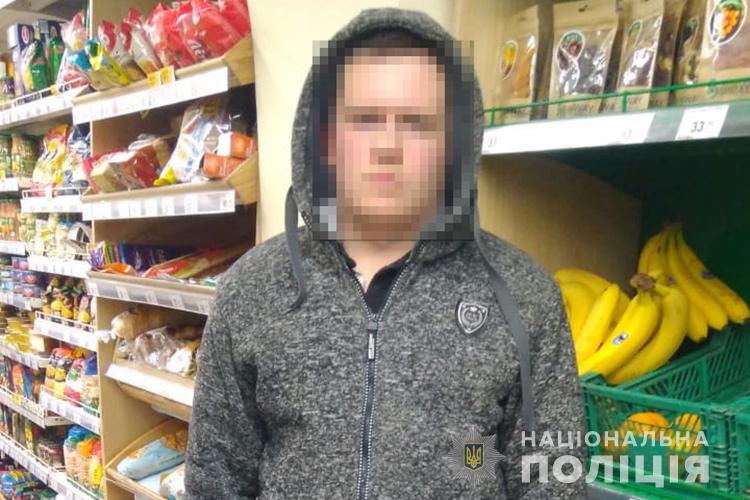У Тернополі спіймали 25-річного чоловіка, який викрав дві пляшки енергерика