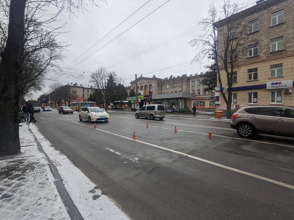 У центрі Тернополя знову утворилося провалля: на місці працює поліція (ФОТО)